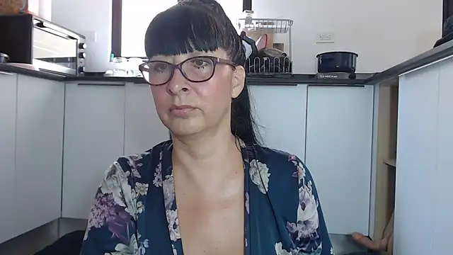 Snapshot of HellenLatin chatting on June 5, 2026, 3:18 pm HellenLatin online show from June 5, 2026, 3:18 pm