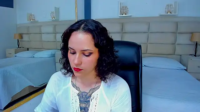 AnnyThompson  online show from November 10, 2025, 9:20 pm