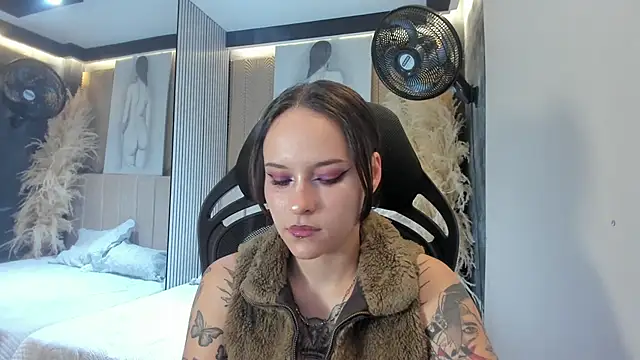 AnnyThompson  online show from March 27, 2026, 10:54 pm