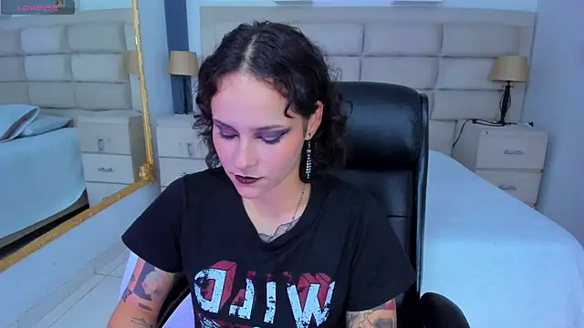 AnnyThompson  online show from October 12, 2025, 8:54 pm