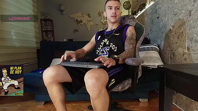 Snapshot of rogert_xx chatting on February 3, 2026, 1:05 am rogert xx online show from February 3, 2026, 1:05 am