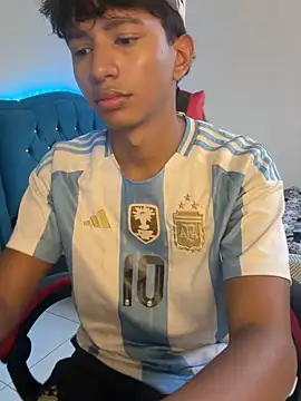 Snapshot of Leonarrrd_01 chatting on February 3, 2026, 10:48 pm Leonarrrd 01 online show from February 3, 2026, 10:48 pm