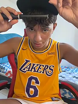 Snapshot of Leonarrrd_01 chatting on December 18, 2025, 9:51 pm Leonarrrd 01 online show from December 18, 2025, 9:51 pm