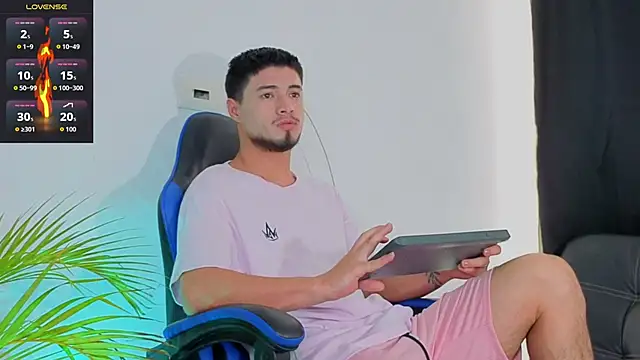 EdwardRoss  online show from December 4, 2025, 8:30 pm