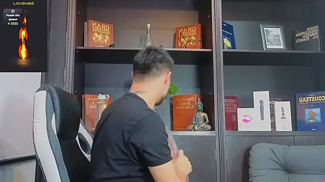 EdwardRoss  online show from October 9, 2025, 8:20 pm