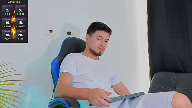 EdwardRoss  online show from December 3, 2025, 8:08 pm