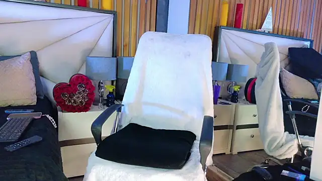 Snapshot of LilyyBigAss chatting on November 28, 2025, 11:43 am LilyyBigAss online show from November 28, 2025, 11:43 am