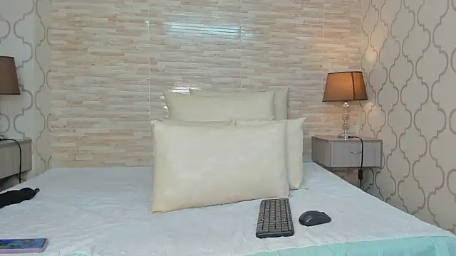 Snapshot of ZoeSmitth chatting on February 22, 2025, 12:18 pm ZoeSmitth online show from February 22, 2025, 12:18 pm