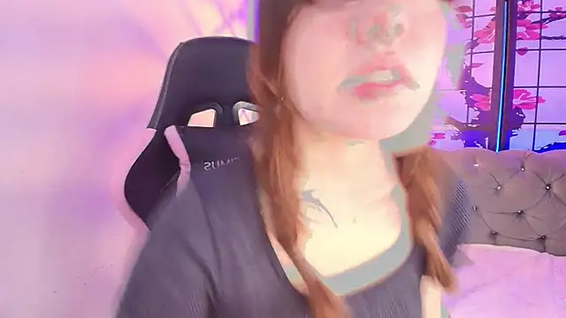 Snapshot of Fluffy_Bubble21 chatting on December 21, 2025, 4:25 am Fluffy Bubble21 online show from December 21, 2025, 4:25 am