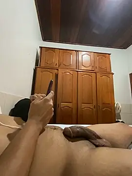 Snapshot of atreus35 chatting on December 21, 2024, 5:25 am atreus35 online show from December 21, 2024, 5:25 am