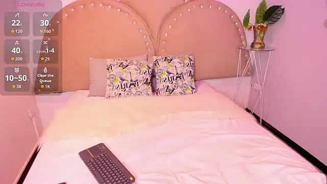 Miia Thompsonn online show from December 16, 2025, 4:17 am