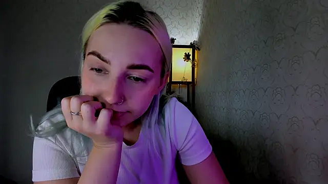 Snapshot of coraline_meow chatting on December 18, 2024, 6:32 am coraline meow online show from December 18, 2024, 6:32 am