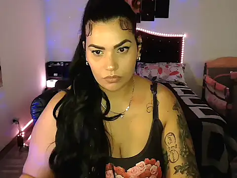 CarolinaRincon online show from October 8, 2025, 10:43 pm