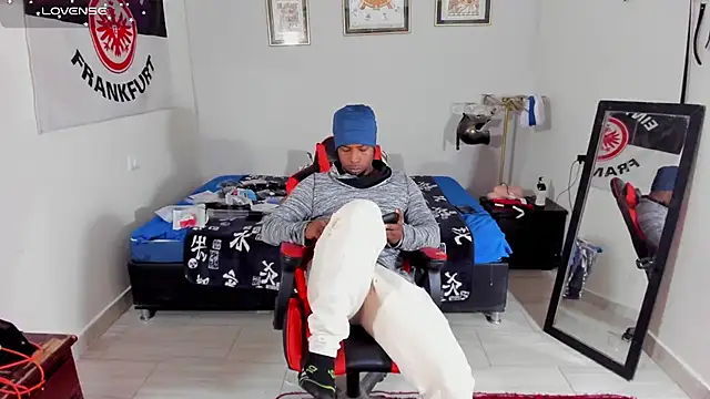 AlejoKhalifa  online show from November 25, 2025, 10:15 am