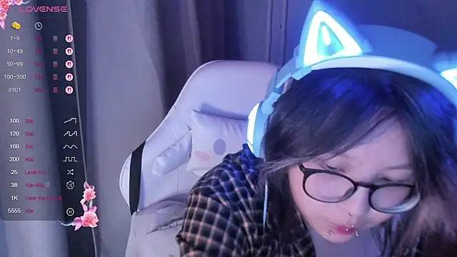 maydaykimmy online show from November 3, 2025, 9:07 pm