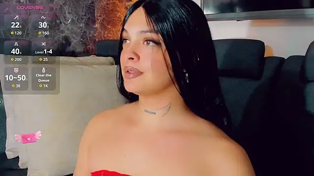 Emmaa Saenz  online show from May 28, 2026, 10:15 pm