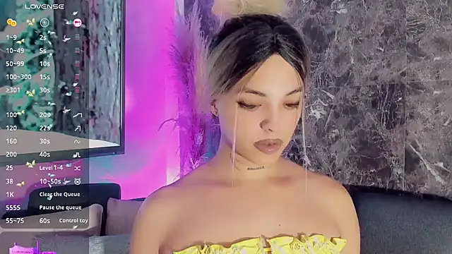 Emmaa Saenz  online show from February 6, 2025, 11:15 pm