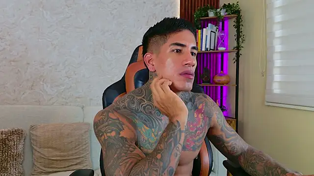 Snapshot of AdanReilly chatting on November 10, 2025, 12:10 pm AdanReilly online show from November 10, 2025, 12:10 pm