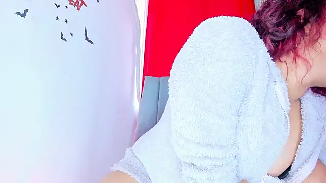 Emily Coper18 online show from November 4, 2025, 1:26 pm