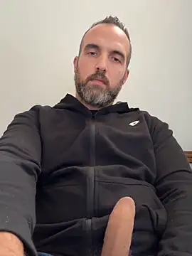 leon3875 online show from April 8, 2026, 3:24 pm