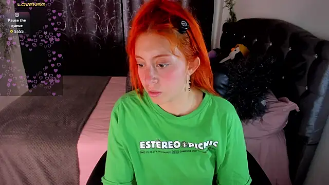 Violetaarey online show from April 15, 2026, 5:39 pm