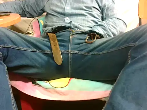 Snapshot of Giulio35_Pika chatting on October 26, 2025, 2:06 pm Giulio35 Pika online show from October 26, 2025, 2:06 pm