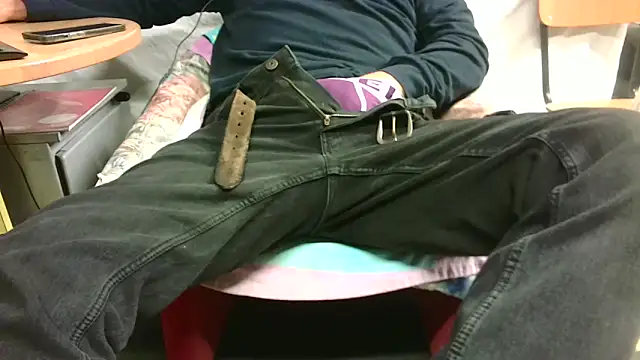 Snapshot of Giulio35_Pika chatting on October 8, 2025, 8:09 pm Giulio35 Pika online show from October 8, 2025, 8:09 pm