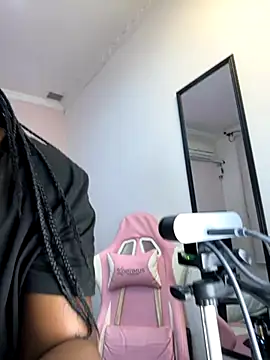 chanel brunette online show from October 16, 2025, 7:22 pm