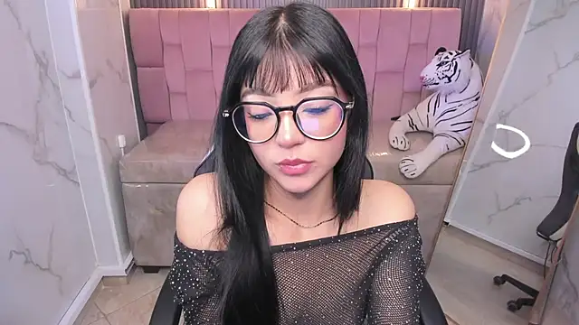  mia collins b  online show from October 8, 2025, 1:12 pm