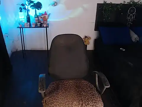 Snapshot of LiaScarlett chatting on November 2, 2025, 4:17 am LiaScarlett online show from November 2, 2025, 4:17 am