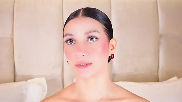 KiraKayleigh1 online show from October 16, 2025, 1:03 am