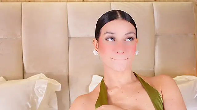 KiraKayleigh1 online show from December 18, 2025, 1:00 am