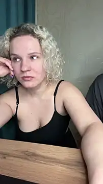 Snapshot of MrMrsRight chatting on February 19, 2025, 4:55 pm MrMrsRight online show from February 19, 2025, 4:55 pm