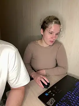 Snapshot of MrMrsRight chatting on February 4, 2025, 10:55 pm MrMrsRight online show from February 4, 2025, 10:55 pm