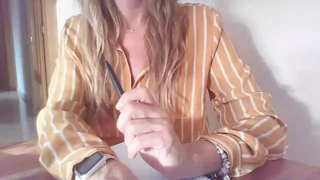 Snapshot of Artemisa2323 chatting on October 14, 2025, 6:58 am Artemisa2323 online show from October 14, 2025, 6:58 am