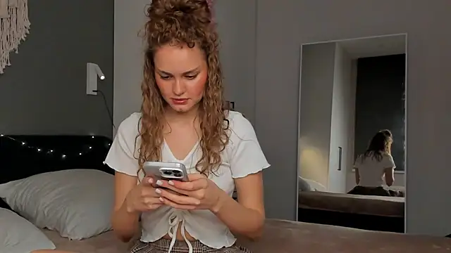 Caroline Smitt online show from September 28, 2025, 11:12 pm