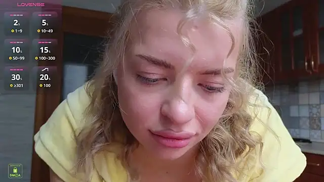 RinaBlondie online show from October 6, 2025, 1:23 pm