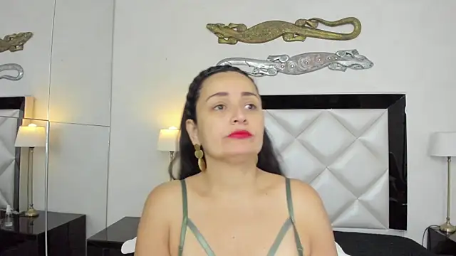  luna  sweet  online show from March 9, 2025, 3:43 am
