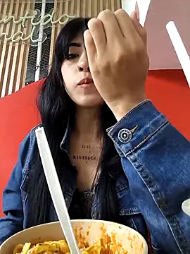 chaymae nah  online show from April 18, 2026, 7:07 pm