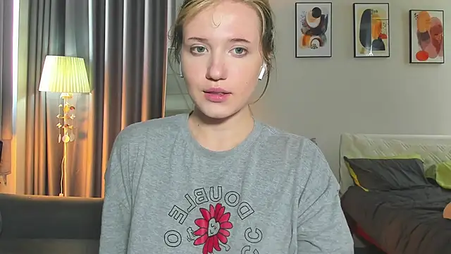 HanahCute online show from February 26, 2025, 2:08 am