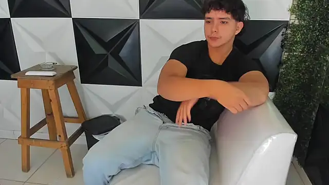 Dani cumboy online show from November 27, 2025, 1:33 pm