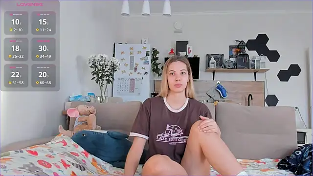 Girl alone home online show from October 9, 2025, 3:40 am