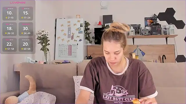 Girl alone home online show from October 28, 2025, 4:46 am