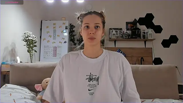 Girl alone home online show from October 29, 2025, 3:11 pm