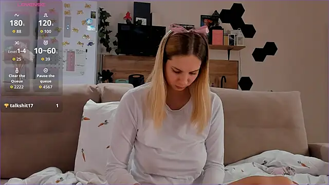 Girl alone home online show from November 6, 2025, 4:00 pm