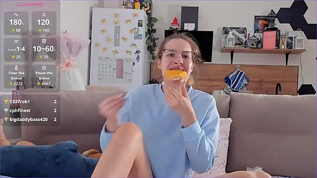 Girl alone home online show from December 5, 2025, 4:55 am