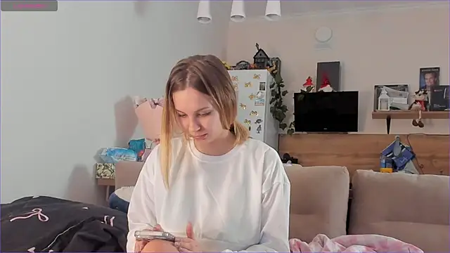 Girl alone home online show from March 19, 2026, 3:45 pm