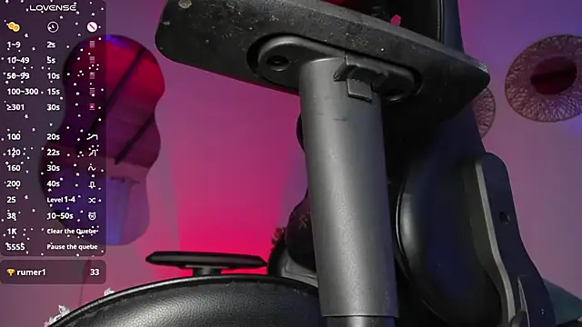 laura-hills18 online show from February 14, 2026, 1:00 pm