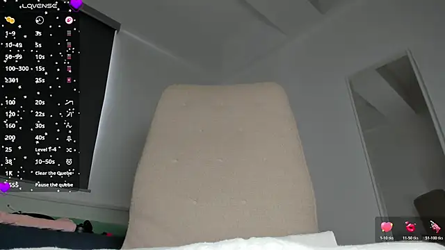 laura-hills18 online show from March 28, 2026, 6:42 pm