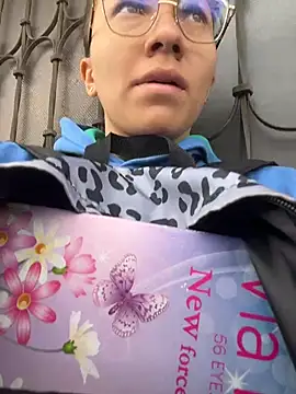 karlamorris  online show from April 13, 2026, 1:04 pm